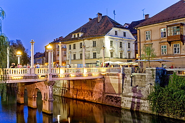 &evljarski most or aeuoetarski most, Cobblers' Bridge or Shoemakers' Bridge over the River Ljubljanica at dusk, Ljubljana, Slovenia, Europe