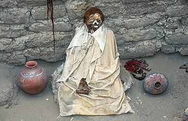 Mummy and jars from the time of the Nazca, 200 BC - 700 AD, at Cementerio Arqueologico Chauchillo, Nazca, southern Peru, South America