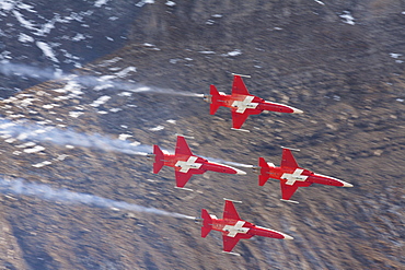 Formation flight of the Patrouille Suisse in the Northrop F-5E Tiger II, mountain-air show of the Swiss Air Force at Axalp, Ebenfluh, Interlaken, Bern, Switzerland, Europe