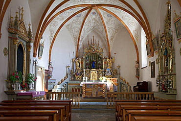 Pilgrimage church Heiliges Kreuz, 2045m, on Mt. Heiligkreuzkofel, Fanes mountains, Fanes-Sennes-Prags Nature Park, Val Badia, Alta Badia, Dolomites, South Tyrol, Italy, Europe