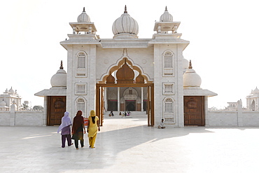 Newly-built temple, just in front of Agra, Rajasthan, northern India, Asia