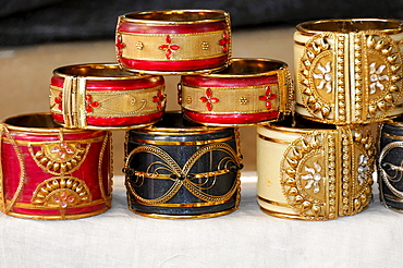 Indian jewelry, bracelets from a street vendor, Pushkar, Rajasthan, northern India, Asia