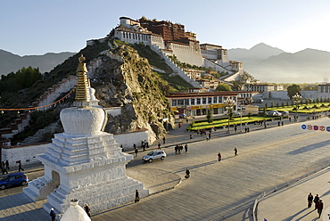 Potala Palace in the morning sun, winter palace of the Dalai Llama, Lhasa, Tibet, China, Asia