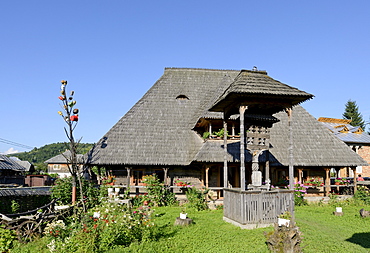 Traditional style wooden residential house, Botiza, Iza Valley, Maramures region, Romania, Europe