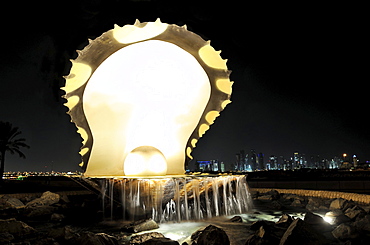 "The Pearl" monument on the Corniche, Doha, Qatar, Arabian Peninsula, Persian Gulf, Middle East, Asia