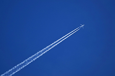 Aircraft contrails