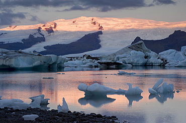 Joekulsarlon glacier lagoon and Vatnajoekull glacier, Breiï£¿amerkursandur, South Iceland, Iceland, Europe