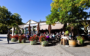 Tourists sitting in a garden cafe, Sophienstrasse, Baden-Baden, Baden-Wuerttemberg, Germany, Europe