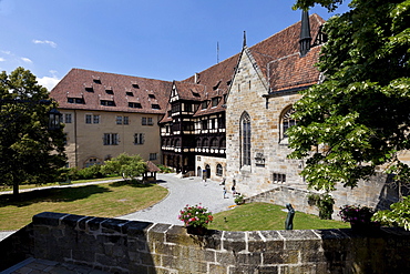 Courtyard with Fuerstenbau building, fountain and chapel, Veste Coburg castle, Coburg, Upper Franconia, Franconia, Bavaria, Germany, Europe