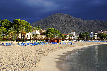 Beach and mountain, Puerto de Pollensa, Port de Pollenca, Mallorca, Majorca, Balearic Islands, Mediterranean Sea, Spain, Europe