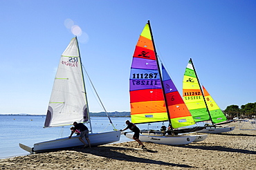 Sailing boats on the beach, sailboats in the bay of Puerto de Pollensa, Port de Pollenca, Majorca, Balearic Islands, Mediterranean Sea, Spain, Europe