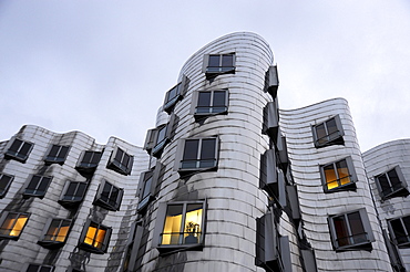 Neuer Zollhof, Gehry Buildings in the evening, modern achitecture at the Handelshafen harbour, Medienhafen, Duesseldorf, Rhineland, North Rhine-Westphalia, Germany, Europe