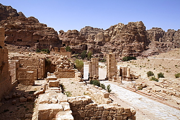 Colonnaded street, Themenos Gate, Petra, the capital city of the Nabataeans, rock city, UNESCO World Hertage Site, Wadi Musa, Hashemite Kingdom of Jordan, Orient, Middle East, Asia