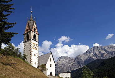 Church of St. Barbara in Wengen in front of Mt. Kreuzkofel, Dolomites, South Tyrol, Italy, Europe