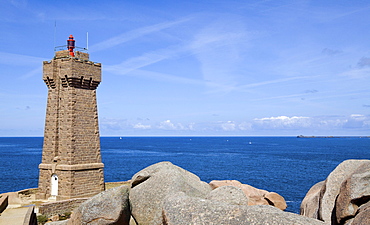 Lighthouse Le-Phare-de-Men-Ruz Ploumanach, Cotes d'Armor, Brittany, France, Europe