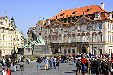 Jan Hus Memorial, rococo style Goltz-Kinsky Palace, Old Town Square, historic district, Prague, Bohemia, Czech Republic, Europe