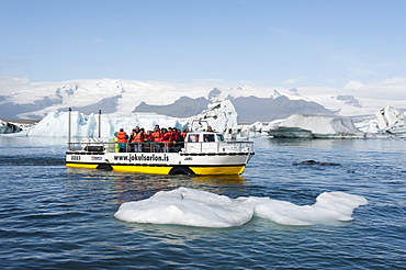 Amphibious vehicle swimming among icebergs, converted American LARC-5, tourists on board, Joekulsarlon glacial lake, Joekulsarlon, Iceland, Scandinavia, Northern Europe, Europe