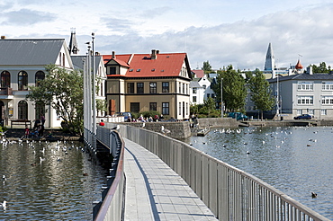 Promenade, bridge over Lake Tjoernin, town centre, Reykjavik Iceland Scandinavia, Northern, Europe, Europe