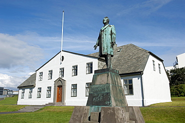 Statue of Hannes Hafstein in standing front of the Prime Minister's house, first Icelandic Prime Minister, Stjornarraï£¿shusiï£¿, Laekjartorg, town centre, Reykjavik, Iceland, Scandinavia, Northern Europe, Europe