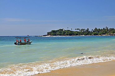 Unawatuna beach, Wella Devale Dagoba at back, Unawatuna, Sri Lanka, Ceylon, South Asia, Asia