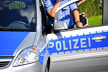 Police officer delivering a situation report by radio, training exercise at the open day of the Giessen police in 2010, Giessen, Hesse, Germany, Europe