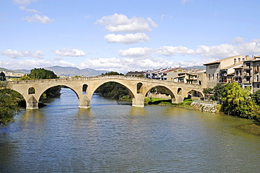 Romanica puente bridge over the Arga river, Camino de Santiago or the Way of St James, Puente la Reina, Pamplona, Navarra, Spain, Europe