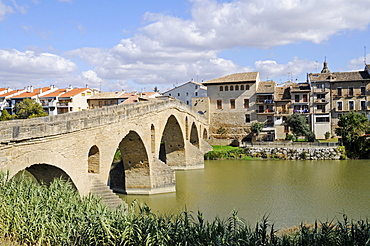 Romanica puente bridge over the Arga river, Camino de Santiago or the Way of St James, Puente la Reina, Pamplona, Navarra, Spain, Europe