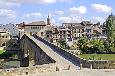 Romanica puente bridge over the Arga river, Camino de Santiago or the Way of St James, Puente la Reina, Pamplona, Navarra, Spain, Europe