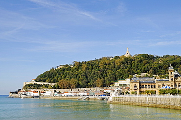 Waterfront, harbour area, Mt Monte Urgull, San Sebastian, Pais Vasco, Basque Country, Spain, Europe