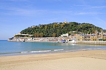 La Concha Bay, beach, waterfront, harbour area, Mt Mounte Urgull, San Sebastian, Pais Vasco, Basque Country, Spain, Europe