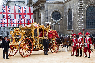 Golden state coach and pikemen wearing traditional uniforms, Lord Mayor's Show in the City of London, England, United Kingdom, Europe