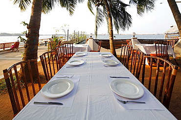 Set table, hotel grounds, luxury hotel, Hotel Fort House, Harbour Hotel, Fort Cochin, Kochi, Kerala, India, Asia