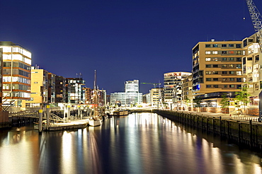 Sandtorhafen and Traditionsschiffhafen, harbour basins, with Sandtorkai and Kaiserkai quays at night, Hafencity, Hamburg, Germany, Europe