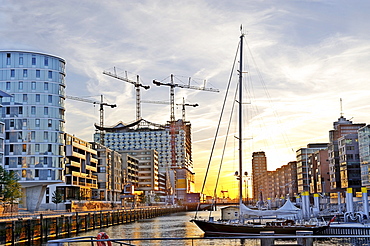 Sandtorhafen, historic boat harbour, Sandtorkai and Kaiserkai quays in HafenCity in the evening, Hamburg, Germany, Europe