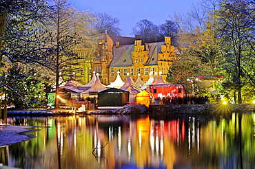 Christmas market and Bergedorfer Schloss Castle in Bergedorf, Hamburg, Germany, Europe