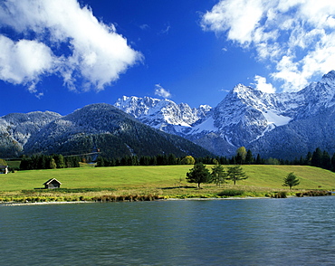 Lake Schmalensee, Werdenfels country, in front of the Karwendelgebirge range, Upper Bavaria, Germany, Europe