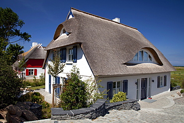 Thatched house, Baltic Sea resort town of Ahrenshoop, Fischland, Mecklenburg-Western Pomerania, Germany, Europe