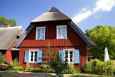 Thatched cottage, Baltic Sea resort town of Ahrenshoop, Fischland, Mecklenburg-Western Pomerania, Germany, Europe