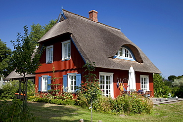 Thatched cottage, Baltic Sea resort town of Ahrenshoop, Fischland, Mecklenburg-Western Pomerania, Germany, Europe