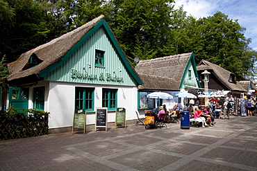 Thatched houses on the promenade, Prerow Baltic resort, Fischland-Darss-Zingst peninsula, Mecklenburg-Western Pomerania, Germany, Europe