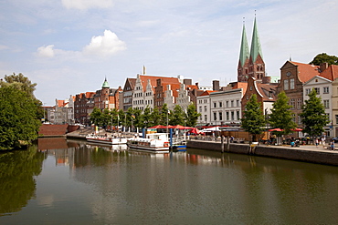 St. Mary's Church, wharf, harbour cruise, Stadt-Trave River, Hanseatic City of Luebeck, Schleswig-Holstein, Germany, Europe