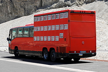 Rotel coach, a bus incorporating a mobile hotel, travelling on Route 178 in Death Valley, Death Valley National Park, California, USA, North America