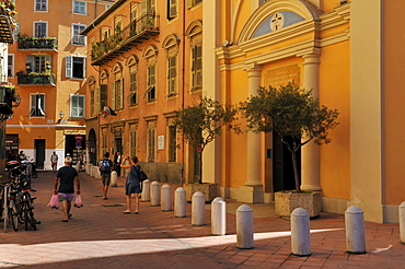 Alleyway in the historic town of Nice, Nizza, Cote d'Azur, Alpes Maritimes, Provence, France, Europe