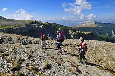 Hiking, trekking group in the Haute Verdon mountains, Alpes-de-Haute-Provence, France, Europe