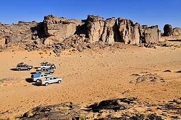 Tourist cars on Tasset Plateau, Tassili n'Ajjer National Park, Unesco World Heritage Site, Wilaya Illizi, Algeria, Sahara, North Africa