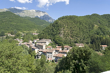 Borgo, administrative division of Arquata del Tronto, from Arquata, with the Monte Vettore at back, Marches, Italy, Europe