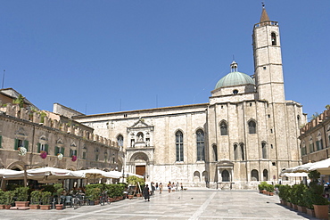 Church of San Francesco seen from Piazza del Popolo, Ascoli Piceno, Marches, Italy, Europe