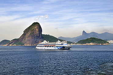 Cruise ship of the German company AIDA Cruises Sugarloaf Mountain in Bahia de Guanabara Bay, entering the harbour of Rio de Janeiro, Brazil, South America