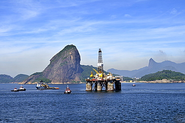 Oil rig of the Brazilian oil company Petrobras passing Sugarloaf Mountain, Bahia de Guanabara Bay, Rio de Janeiro, Brazil, South America