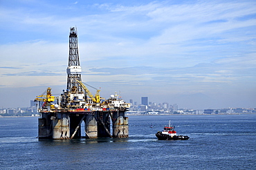 Oil rig of the Brazilian oil company Petrobras passing Sugarloaf Mountain, Bahia de Guanabara Bay, Rio de Janeiro, Brazil, South America